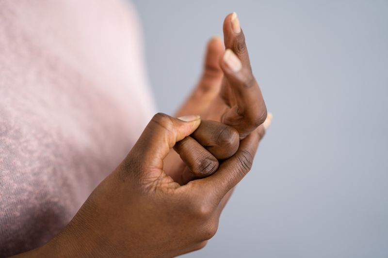 Cracking Your Knuckles Causes Arthritis