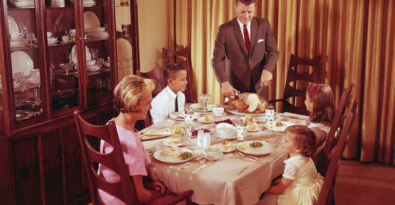 15 Things Families Did Together On Weeknights In The ’60s That We Need Back
