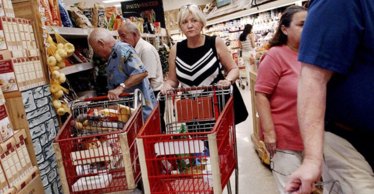 31 Photos Depicting What American Grocery Stores Looked Like Throughout The Decades