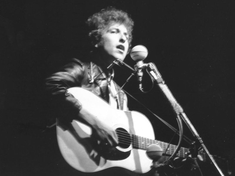 Bob Dylan's Electric Shift at Newport Folk Festival (1965)