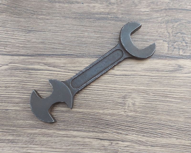 Adjustable Wrench With Loose Jaw